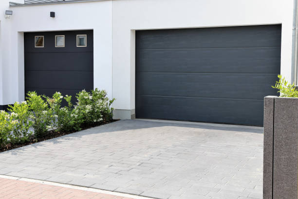 due moderne porte del garage (porte sezionali) in un quartiere residenziale - cancello foto e immagini stock