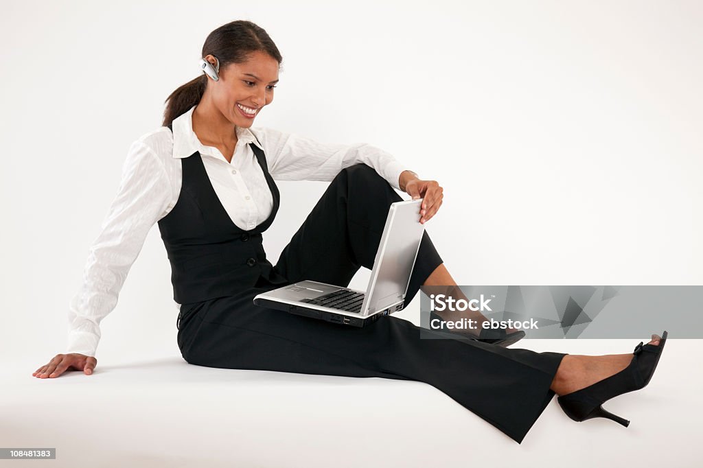 Jovem mulher usando o Laptop e azul dente - Foto de stock de 20 Anos royalty-free