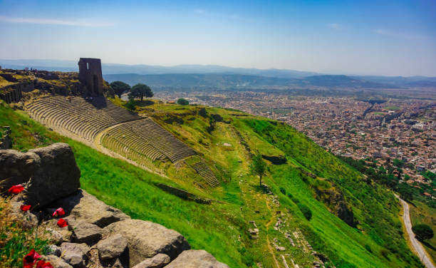 teatro de pérgamo antigua ciudad de bergama, izmir, turquía. acrópolis de pérgamo. edad de la ruina. - entablature fotografías e imágenes de stock