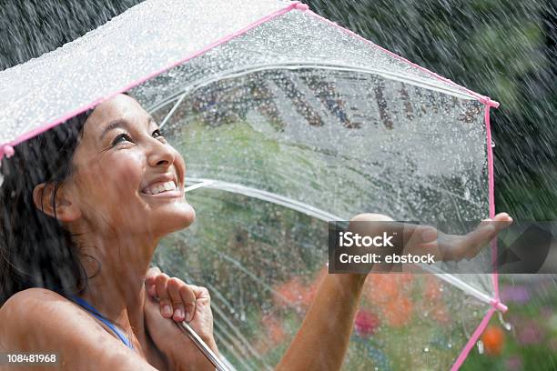 Photo libre de droit de Jeune Femme Avec Parapluie Sous La Pluie banque d'images et plus d'images libres de droit de Pluie - Pluie, Femmes, Une seule femme