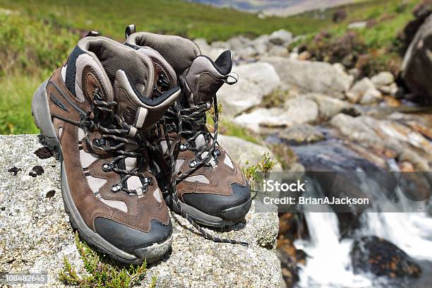 Wanderstiefel Mit Wasserfall In Einen Stream Stockfoto und mehr Bilder von Abenteuer - Abenteuer, Aktivitäten und Sport, Bach