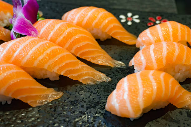 nigiri di salmone - sake nigiri stock-fotos und bilder