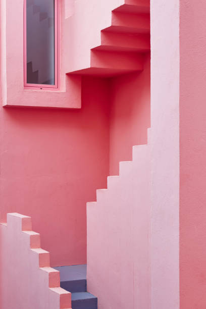 geometrischen gebäude detail. die rote wand, la manzanera. calpe - pink buildings stock-fotos und bilder