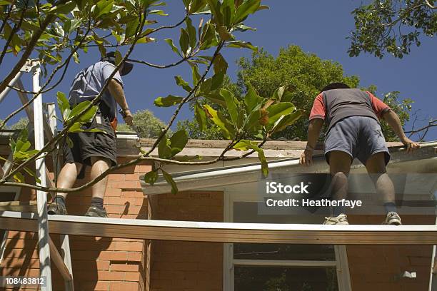 Foto de Dois Operários Reparar Um Telhado e mais fotos de stock de Andaime - Andaime, Bangalô - Casa, Beiral