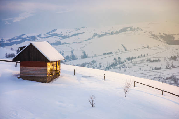 obrzeża wsi na wzgórzu - winter chalet snow residential structure zdjęcia i obrazy z banku zdjęć