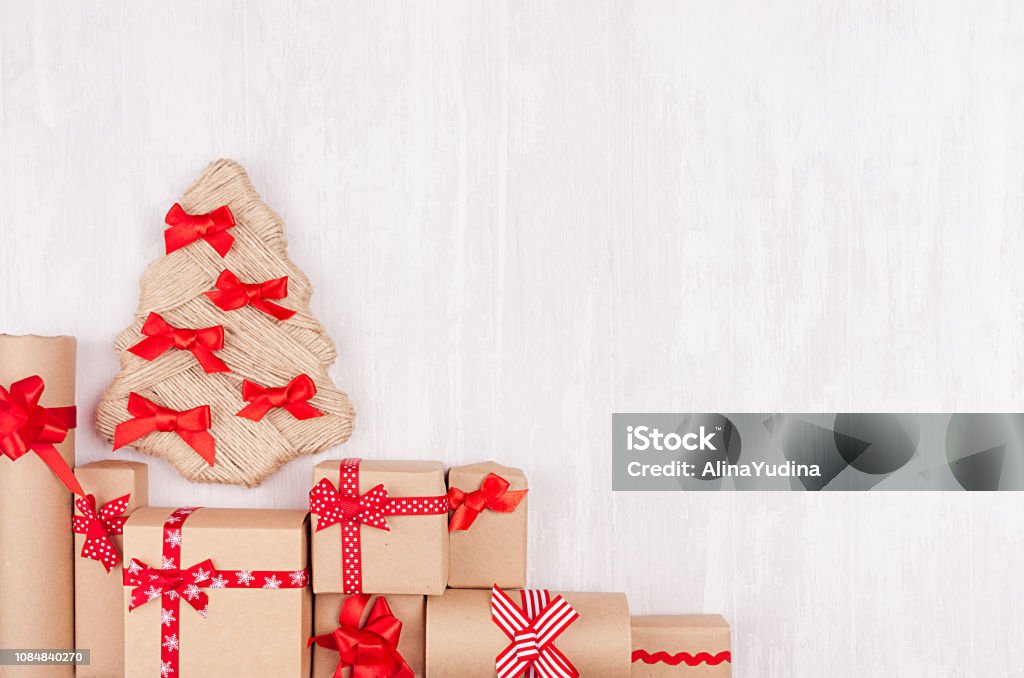 Foto de Fundo De Ano Novo Árvore De Natal Artesanal E Caixas De Presente De Papel Kraft E Fita Vermelha Na Placa De Madeira Branca Cópia Espaço Vista Superior e mais fotos Foto de Fundo De Ano Novo Árvore De Natal Artesanal E Caixas De Presente De Papel Kraft E Fita Vermelha Na Placa De Madeira Branca Cópia Espaço Vista Superior e mais fotos