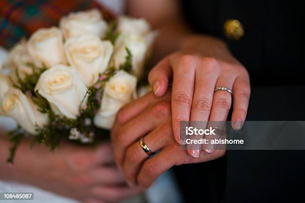 Verheiratet Stockfoto und mehr Bilder von Blumenbouqet - Blumenbouqet, Ehering, Einheitlichkeit