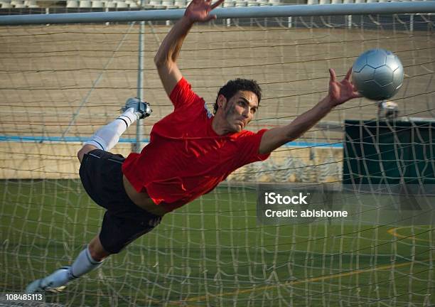 Cerrar Una Foto de stock y más banco de imágenes de Fútbol - Fútbol, Portero - Atleta, Pelota de fútbol