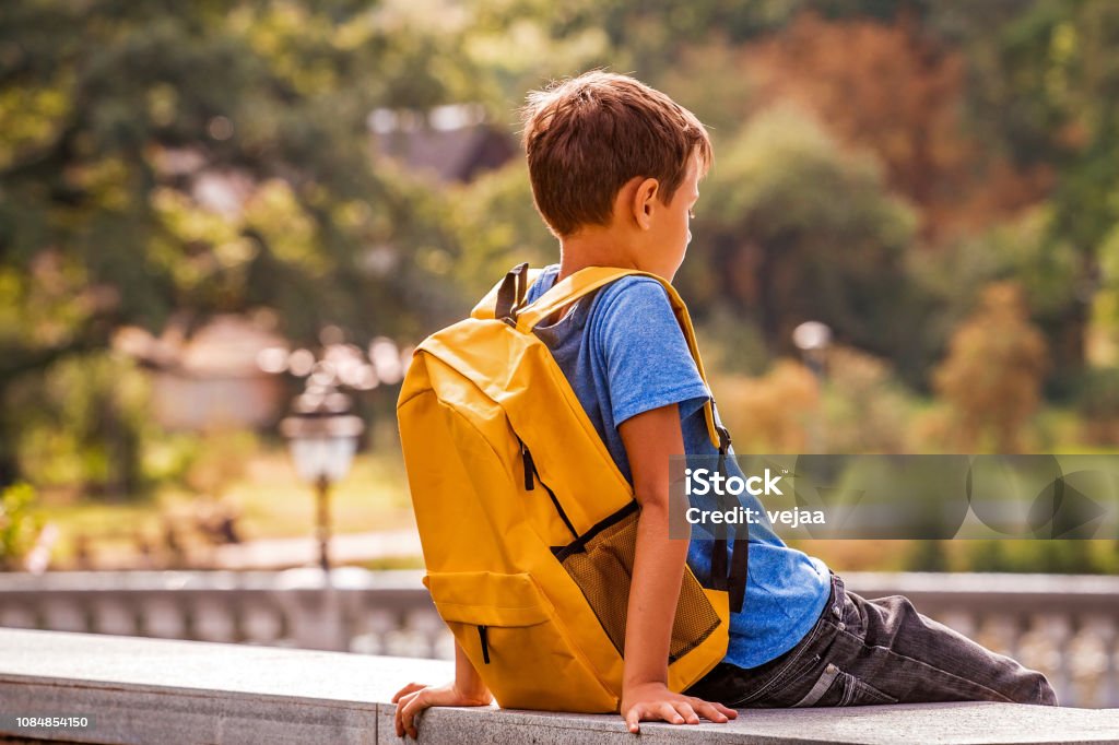 야외 공원에 앉아 슬픈 혼자 소년 - 로열티 프리 아이 스톡 사진