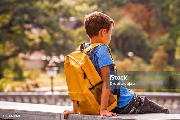 야외 공원에 앉아 슬픈 혼자 소년 아이에 대한 스톡 사진 및 기타 이미지 - 아이, 학교 건물, 교육