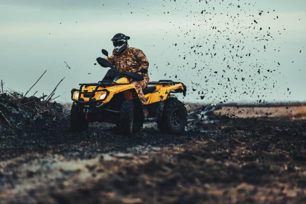 cette moto quatre est coups de pied - off road vehicle quadbike mud dirt road photos et images de collection