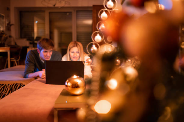 istock Christmas online shopping 1084856312