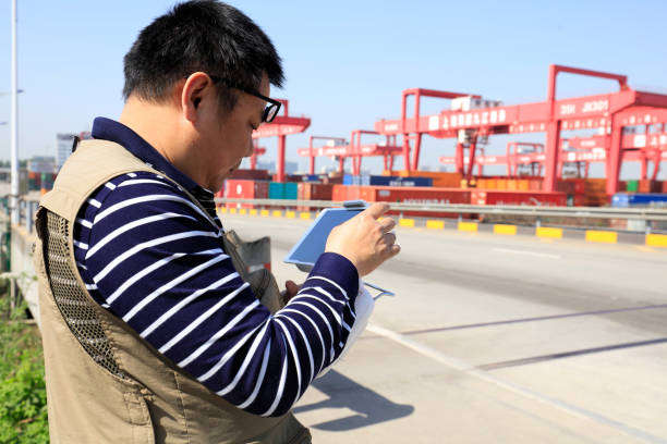 jiangxi china-abril 19, 2018: em jiujiang, shanghai grupo do porto, china, um fotógrafo documental operado um veículo aéreo não tripulado para tirar fotos do cais do porto. - industrial ship dock worker engineer harbor - fotografias e filmes do acervo