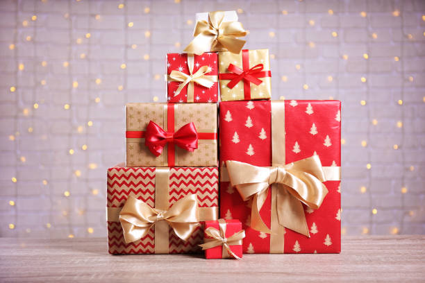 stos różnych prezentów na świątecznym tle. - gift gold box white zdjęcia i obrazy z banku zdjęć