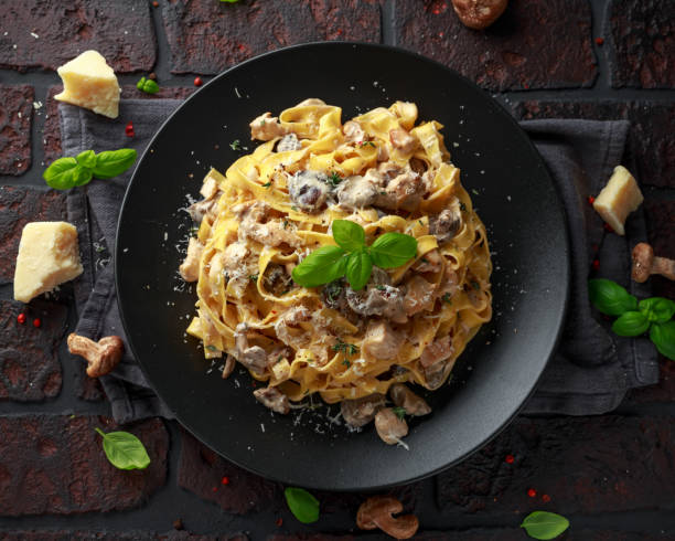 Pasta with shiitake mushrooms and chicken with herbs and cheese