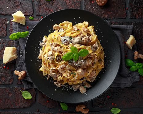 Pasta with shiitake mushrooms and chicken with herbs and cheese.