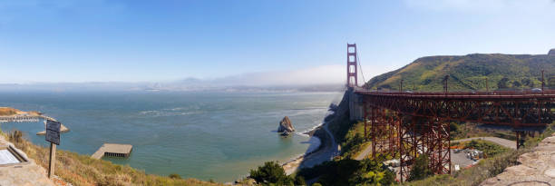 vista de norte da ponte golden gate em marin county. a ponte golden gate é uma famosa ponte de suspensão, conectando a cidade americana de san francisco, califórnia para marin county. - panoramic san francisco bay area golden gate bridge san francisco bay - fotografias e filmes do acervo