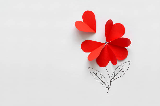 tarjeta del día de san valentín. flor de forma de corazón de papel rojo sobre blanco de papel. papel cortado estilo y concepto minimalista - felt white paper textile fotografías e imágenes de stock