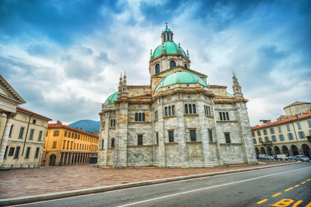 cathedral of como (duomo di como), italy - architecture brick cathedral christianity imagens e fotografias de stock