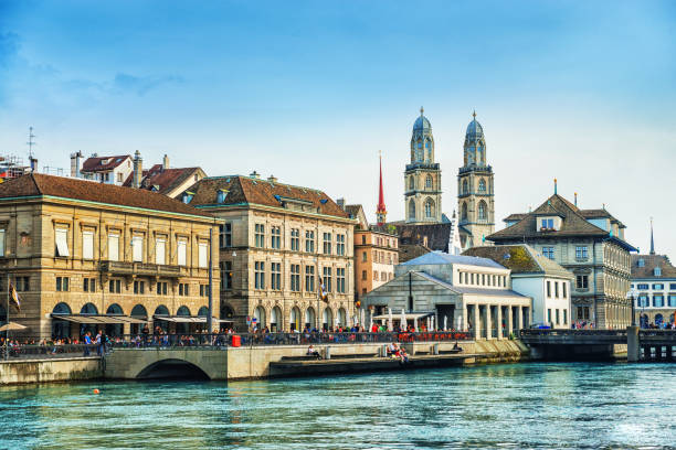 paesaggio urbano dal fiume limmat a zurigo, svizzera - grossmunster cathedral foto e immagini stock
