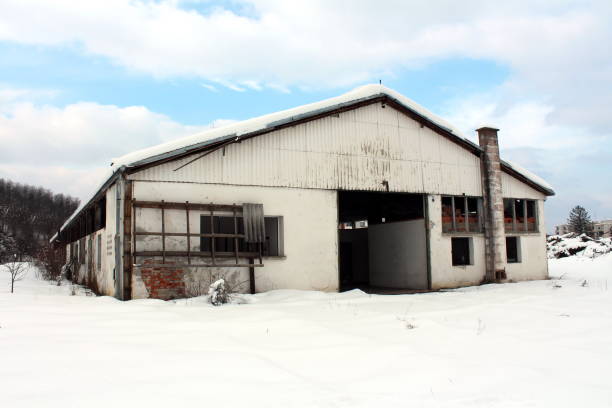 istock Abandoned vehicle repair and garage building 1084916426