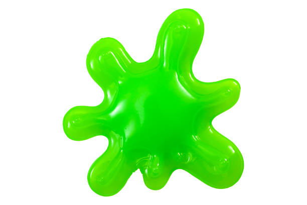 splash scherzo pratico, divertente concetto di splatter giocattolo e melma con un blob verde neon di muco o goo isolato su sfondo bianco con un ritaglio del percorso della clip - viscido foto e immagini stock