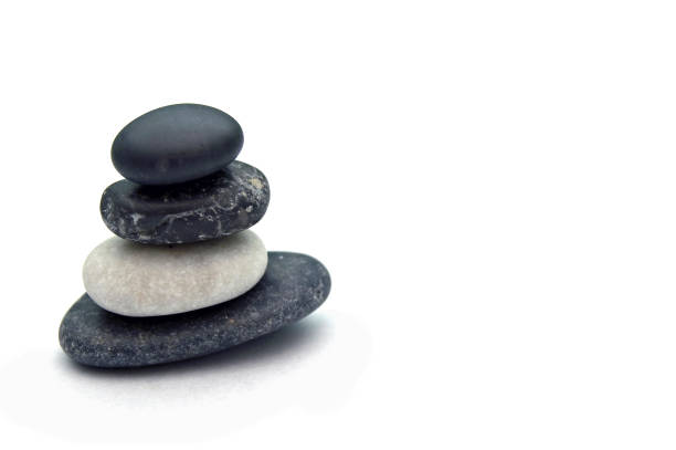 흰색 배경에 고립 된 돌을 균형. - yin yang symbol relaxation isolated emotional stress 뉴스 사진 이미지