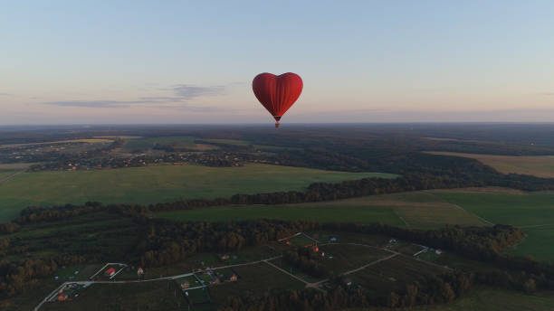 istock Hot air balloon shape heart in sky 1084940712