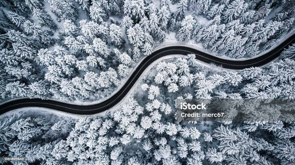 Kurvige windigen Straße im Schnee bedeckt Wald, Luftaufnahme von oben - Lizenzfrei Straßenverkehr Stock-Foto