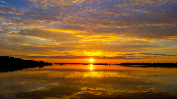 tramonto in svezia / lago - asllani foto e immagini stock