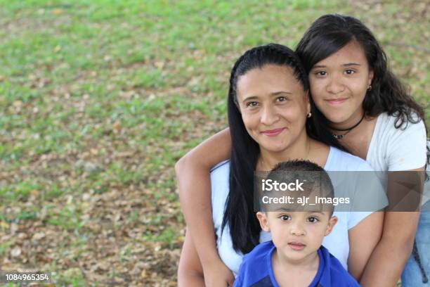 Mamma Single Con Spazio Di Copia - Fotografie stock e altre immagini di Famiglia - Famiglia, Etnia latino-americana, Madre