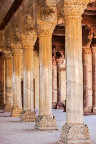 архитектурная деталь форта амер в джайпуре, индия - jaipur amber fort column amber palace стоковые фото и изображения