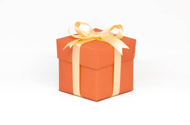 caja de regalo naranja sobre fondo blanco aislada sobre. - gift orange green package fotografías e imágenes de stock
