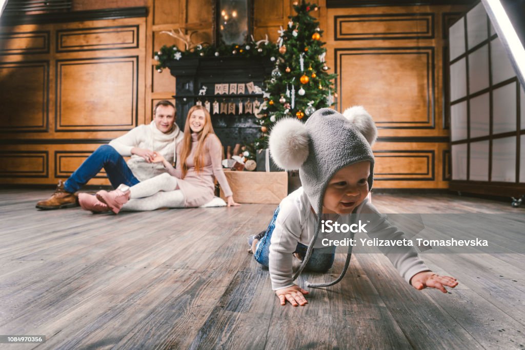 Foto de Férias Em Família Ano Novo E Natal Jovem Mãe De Família Caucasiano Pai Filho 1 Ano Sentese Piso De Madeira Perto De Árvore De Natal Lareira Na Noite De Natal Foto de Férias Em Família Ano Novo E Natal Jovem Mãe De Família Caucasiano Pai Filho 1 Ano Sentese Piso De Madeira Perto De Árvore De Natal Lareira Na Noite De Natal
