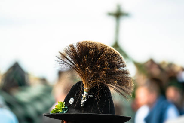 chapeau gamsbears tradition bavaroise avec croix en arrière-plan. leonhardi oktoberfest - bad tölz wolfratshausen photos et images de collection