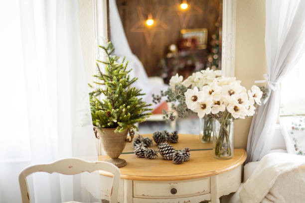 intérieur de la salle de séjour avec un arbre de noël et de décorations. fond intérieur maison de nouvel an - small bouquet photos et images de collection