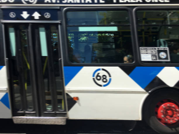 viaggiare in autobus pubblico in città, buenos aires, argentina - public transportation buenos aires argentina palermo buenos aires foto e immagini stock