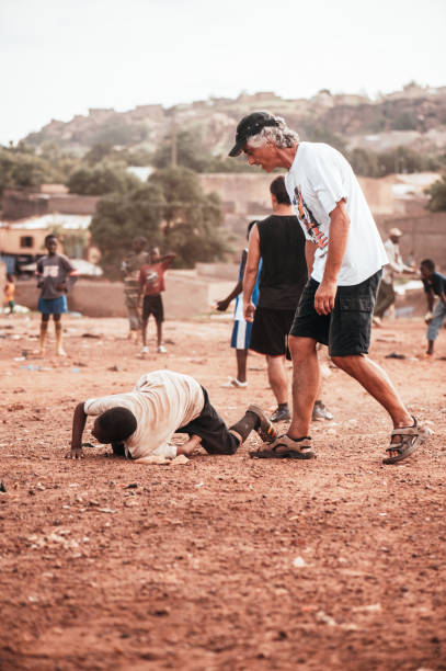 블랙 아프리카 어린이 들이 백인으로 축구 자원 봉사 - child mud dirty football 뉴스 사진 이미지