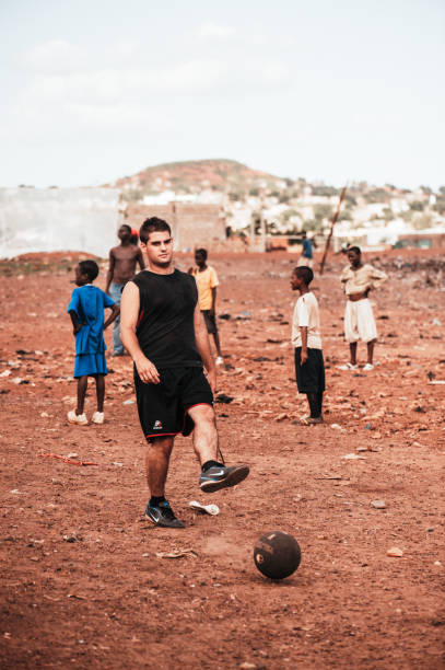 블랙 아프리카 어린이 들이 백인으로 축구 자원 봉사 - child mud dirty football 뉴스 사진 이미지