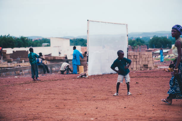 시골 마을에서 축구 하는 흑인 - child mud dirty football 뉴스 사진 이미지