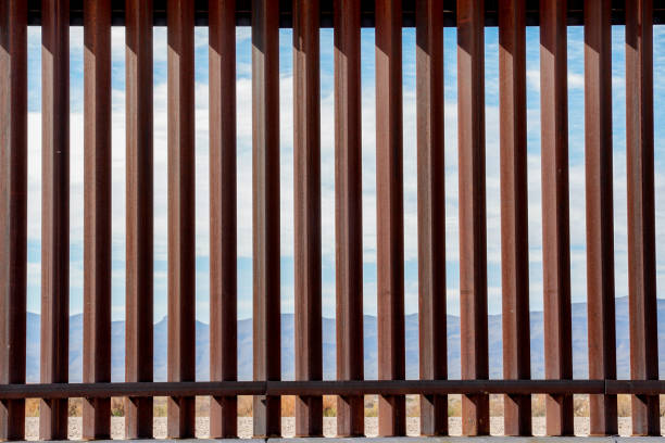 テキサス州とメキシコの国境に沿って国境の壁 - rail fence ストックフォトと画像