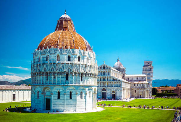 baptysterium świętego jana na placu cudów, krzywa wieża, słynna nachylona wieża pizy z zielonym trawnikiem w pizie, toskania, włochy. - pisa tuscany italy baptistery zdjęcia i obrazy z banku zdjęć