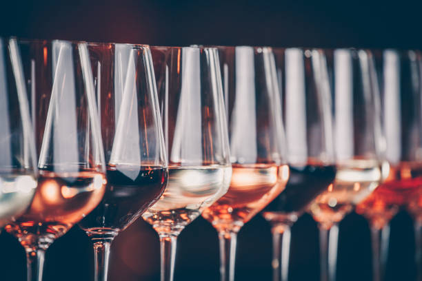 wine glasses in a row. buffet table celebration of wine tasting. nightlife, celebration and entertainment concept - copo de vinho imagens e fotografias de stock