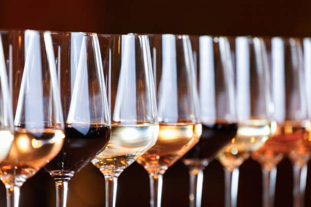 óculos de vinho em uma linha. buffet de festa mesa de degustação de vinhos. conceito de vida noturna, celebração e entretenimento - coral break - fotografias e filmes do acervo