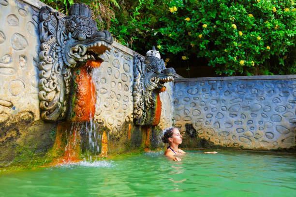 天然温泉バリの空気パナス バンジャ�ールの女性 - shower falling water water heat ストックフォトと画像