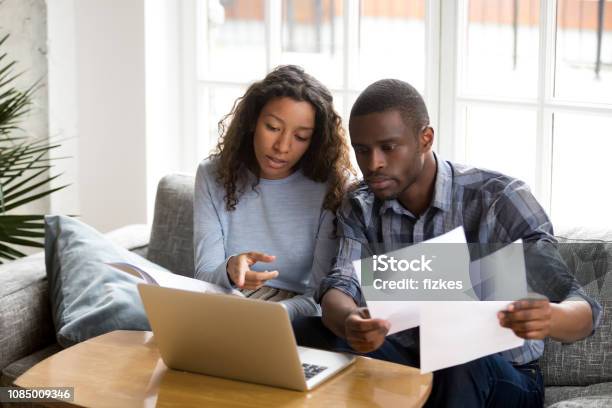 Grave Pareja Afroamericana Sobre Documentos En Papel Foto de stock y más banco de imágenes de Parejas