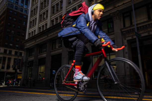 bike messenger cabalgando rápido - sports and fitness flash fotografías e imágenes de stock