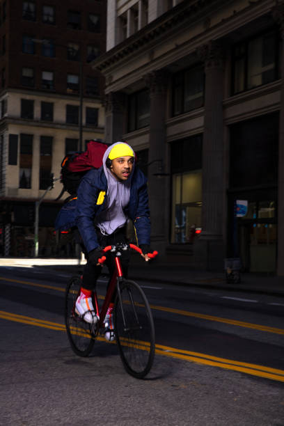 bike messenger pędzi w dół ulicy - moving down flash zdjęcia i obrazy z banku zdjęć
