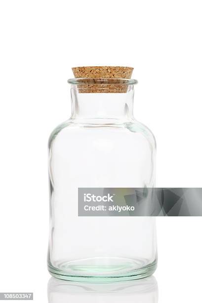 Frasco De Vidrio Foto de stock y más banco de imágenes de Corcho - Utensilio para bebidas - Corcho - Utensilio para bebidas, Pote, Tapa