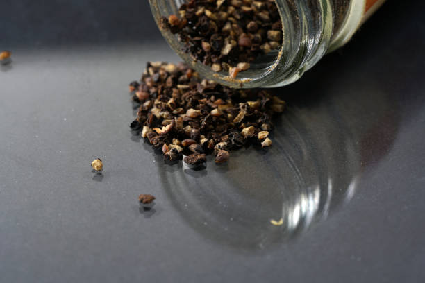 The fruits of black pepper are not always black, depending on the harvest time and further treatment, the peppercorns have different colors